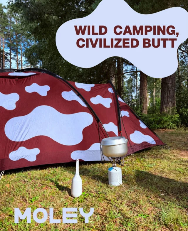 Squeeze Moley ja matkapliit Moley mustriga telgi ees: Wild camping, civilized butt